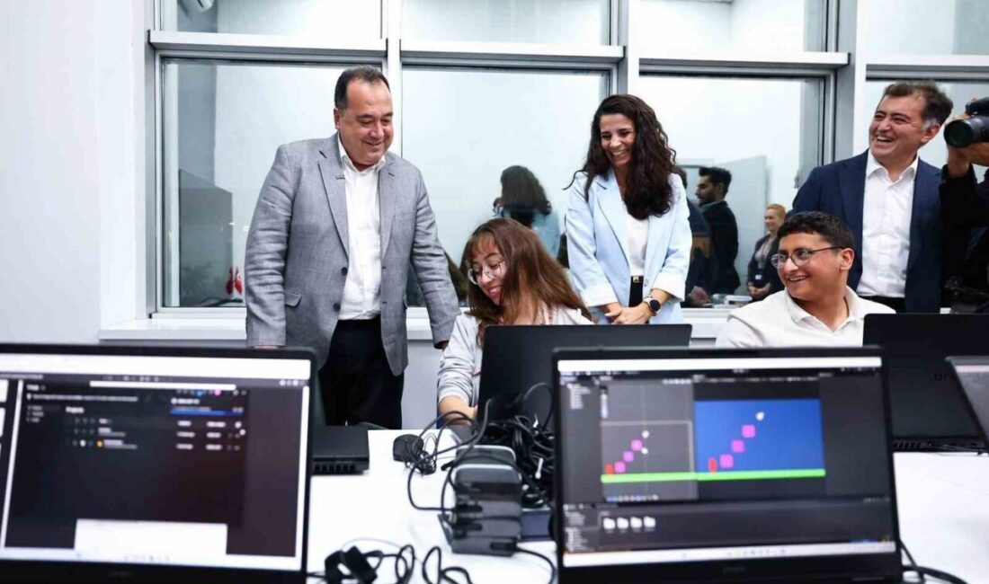 Manisa Büyükşehir Belediyesi tarafından gençlerin dijital alanda kendilerini geliştirmeleri amacıyla