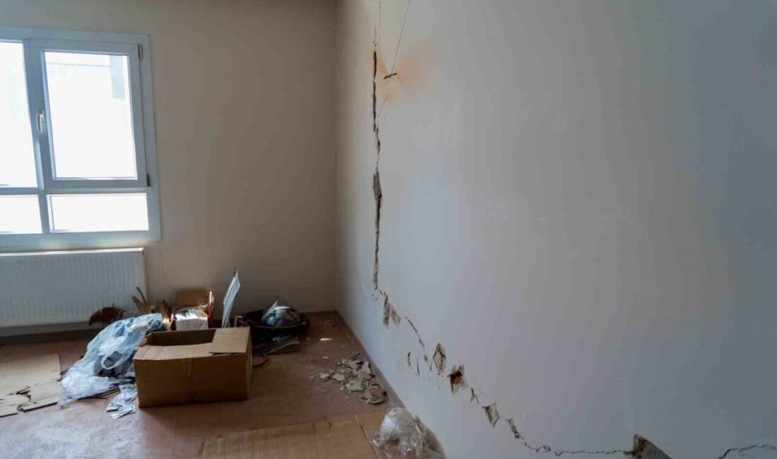 Turgutlu ilçesine bağlı Sefa Mahallesi’nde bulunan Emirali Apartmanı, zemin oturması