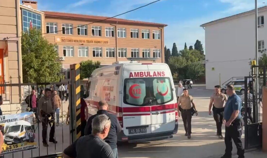 Manisa’nın Turgutlu ilçesinde bulunan bir lisenin önünde, henüz kimliği belirlenemeyen