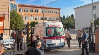Manisa’nın Turgutlu ilçesinde bulunan bir lisenin önünde, henüz kimliği belirlenemeyen