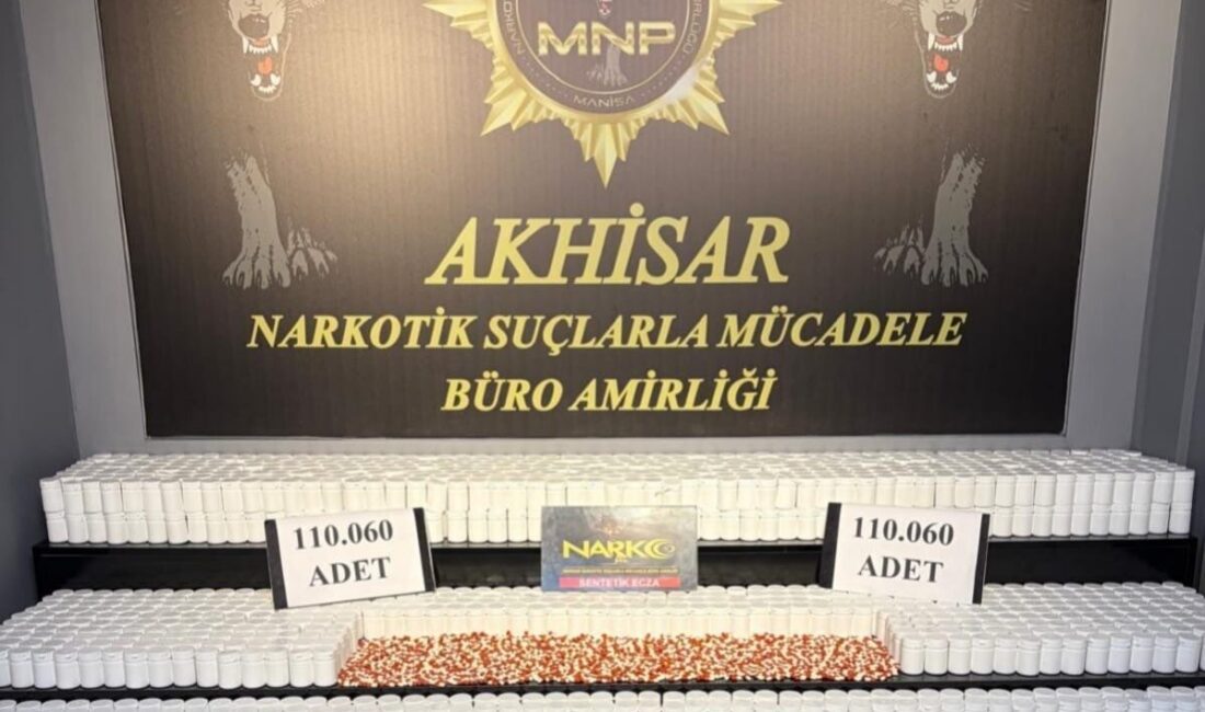 Manisa’nın Akhisar ilçesinde polis tarafından düzenlenen iki ayrı ikamete yapılan