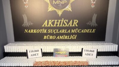 Manisa’nın Akhisar ilçesinde polis tarafından düzenlenen iki ayrı ikamete yapılan