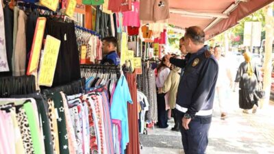 Manisa’nın Yunusemre ve Şehzadeler ilçelerinde, Manisa Büyükşehir Belediyesi Zabıta ekipleri