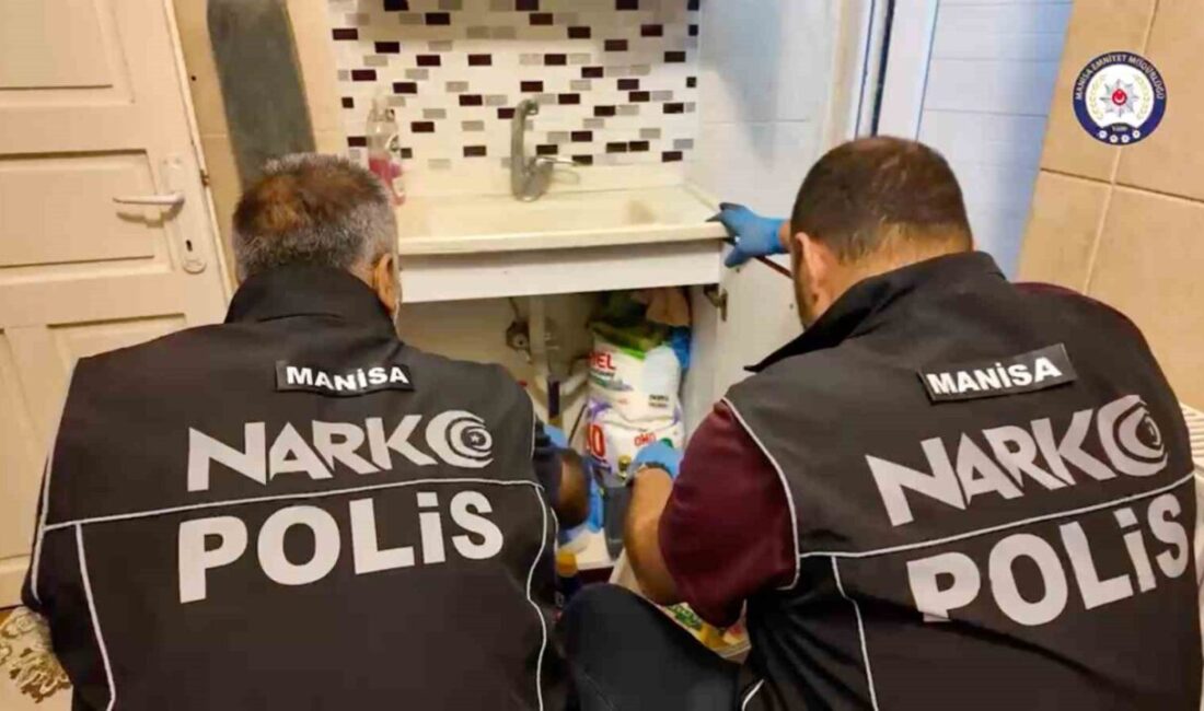 Manisa’da polis ekipleri, sokak satıcılarına yönelik özel harekat desteğiyle gerçekleştirilen