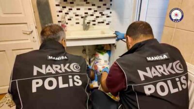 Manisa’da polis ekipleri, sokak satıcılarına yönelik özel harekat desteğiyle gerçekleştirilen