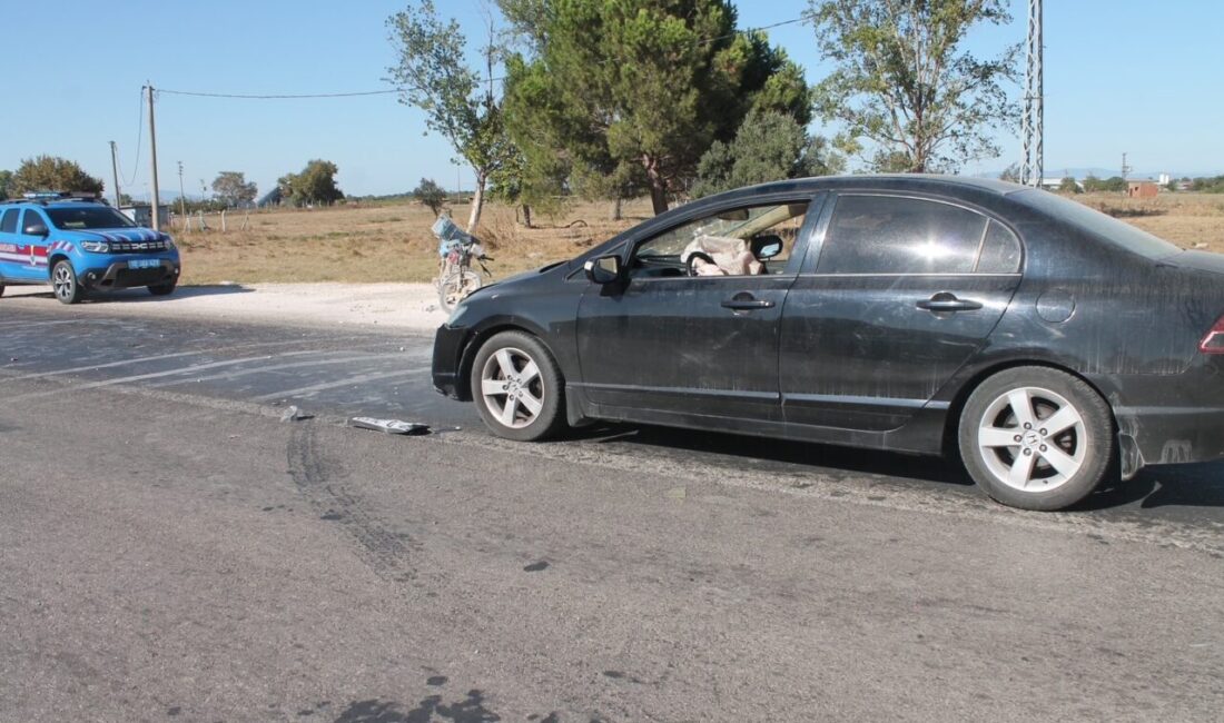 Manyas ilçesinde bir otomobilin plakasız motosiklete çarpması sonucu meydana gelen