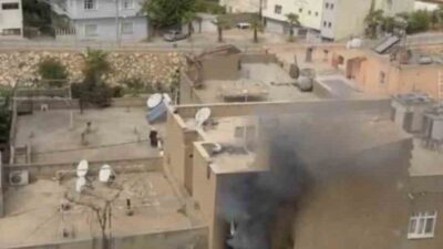 Mardin’in Nusaybin ilçesinde meydana gelen yangında, Yeşilkent Mahallesi’ndeki bir binada