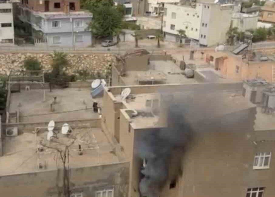 Mardin’in Nusaybin ilçesinde meydana gelen yangında, Yeşilkent Mahallesi’ndeki bir binada