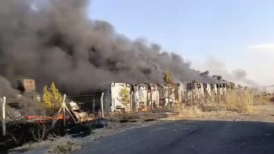 Mardin’in Kızıltepe ilçesinde, Atatürk Mahallesi yakınlarında bulunan hurda araçların bulunduğu