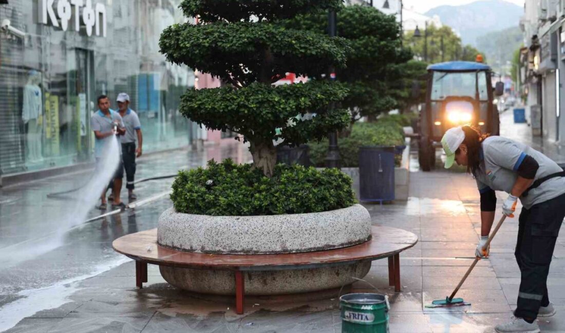 Marmaris Belediyesi Temizlik İşleri ekipleri, Sevgi Yolu olarak bilinen ilçenin