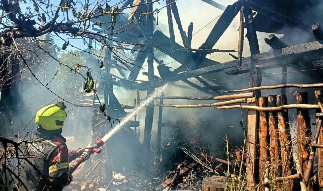 Mersin’deki bir eski köy evinde çıkan yangın, itfaiye ekiplerinin hızlı