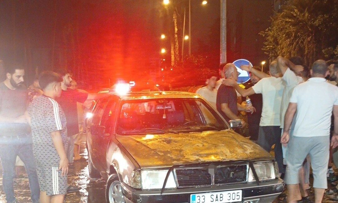 Mersin’de bir otomobil seyir halindeyken alev aldı ve sürücü aracı