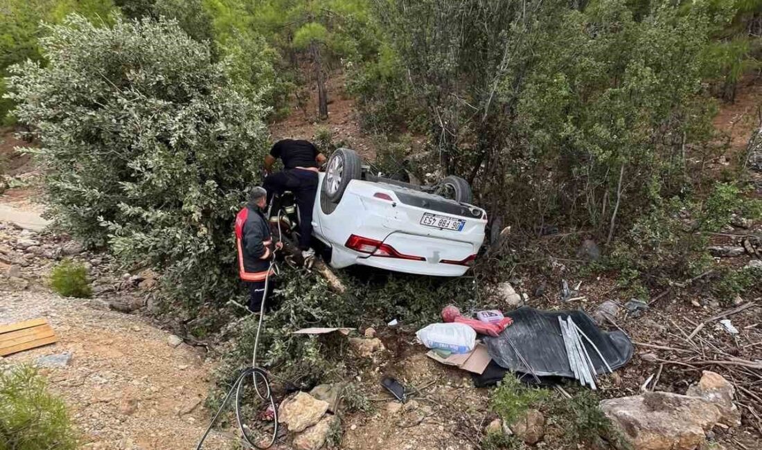 Mersin’in Mut ilçesinde meydana gelen trafik kazasında otomobilin şarampole devrilmesi