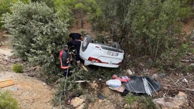 Mersin’in Mut ilçesinde meydana gelen trafik kazasında otomobilin şarampole devrilmesi