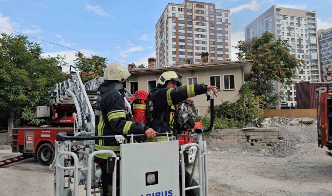 Kocasinan ilçesindeki bir metruk evin çatısında çıkan yangın, itfaiye ekiplerinin