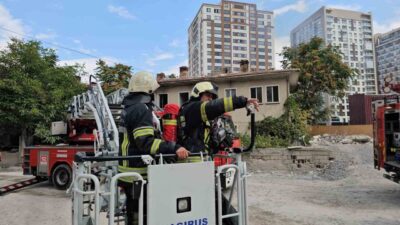 Kocasinan ilçesindeki bir metruk evin çatısında çıkan yangın, itfaiye ekiplerinin