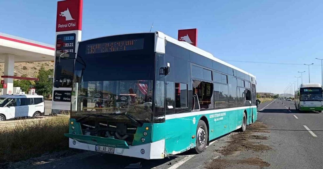 Kayseri’nin İncesu ilçesinde bir durakta bekleyen yolcu otobüsüne minibüsün çarpması