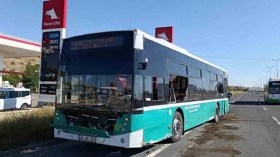 Kayseri’nin İncesu ilçesinde bir durakta bekleyen yolcu otobüsüne minibüsün çarpması