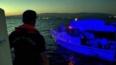 Muğla’nın Milas ilçesi açıklarında motor arızası nedeniyle sürüklenen özel tekne