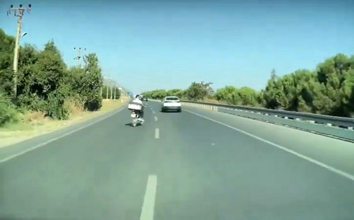 Denizli-Afyonkarahisar kara yolunda seyir halinde olan bir araç, ansızın karşısına