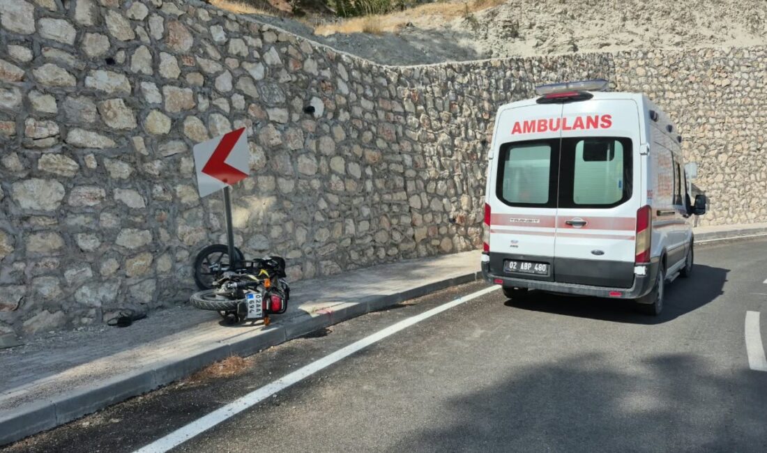 Adıyaman’da bir motosiklet, kontrolünü kaybederek yön levhasına ve ardından istinat