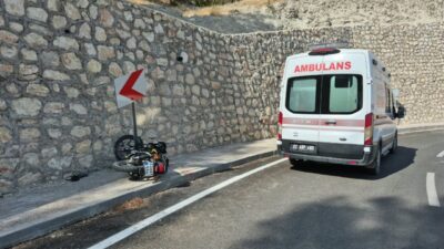 Adıyaman’da bir motosiklet, kontrolünü kaybederek yön levhasına ve ardından istinat