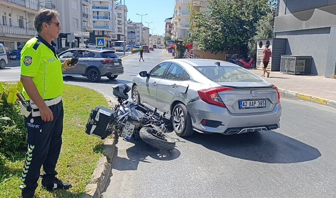Manavgat ilçesinde, aynı yönde seyreden bir motosikletin otomobile yan çarpması