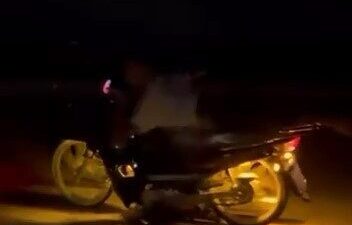 Bir motosiklet sürücüsü Bursa’da, motosikletin üzerine yatarak ilerlerken korku dolu