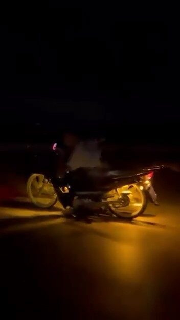 Bir motosiklet sürücüsü Bursa’da, motosikletin üzerine yatarak ilerlerken korku dolu