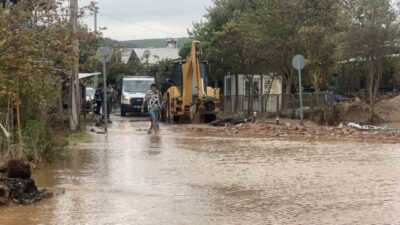 Mudanya ilçesinde meydana gelen şiddetli yağışlar hayatı olumsuz etkiledi. Yağış