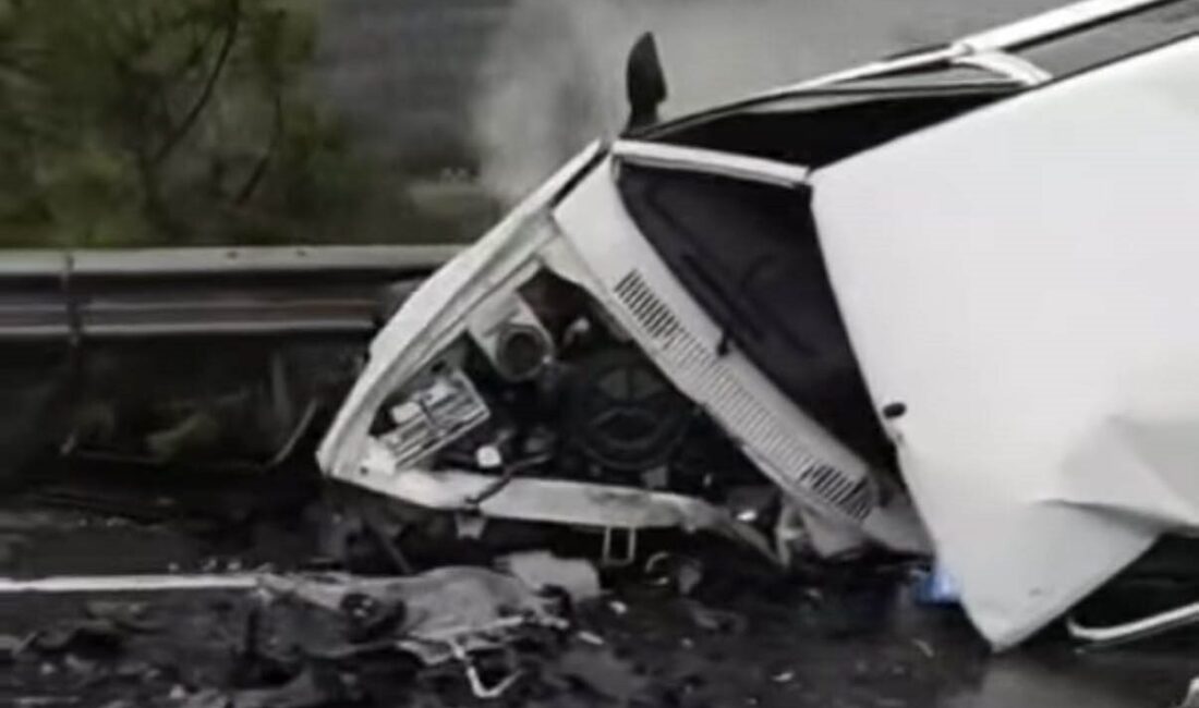 Muğla’nın Ula ilçesinde meydana gelen trafik kazasında, iki aracın çarpışması