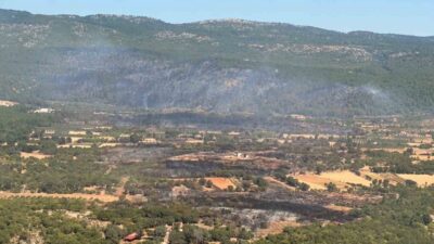 Muğla’nın Menteşe ilçesinde meydana gelen orman yangınına havadan müdahalede bulunan