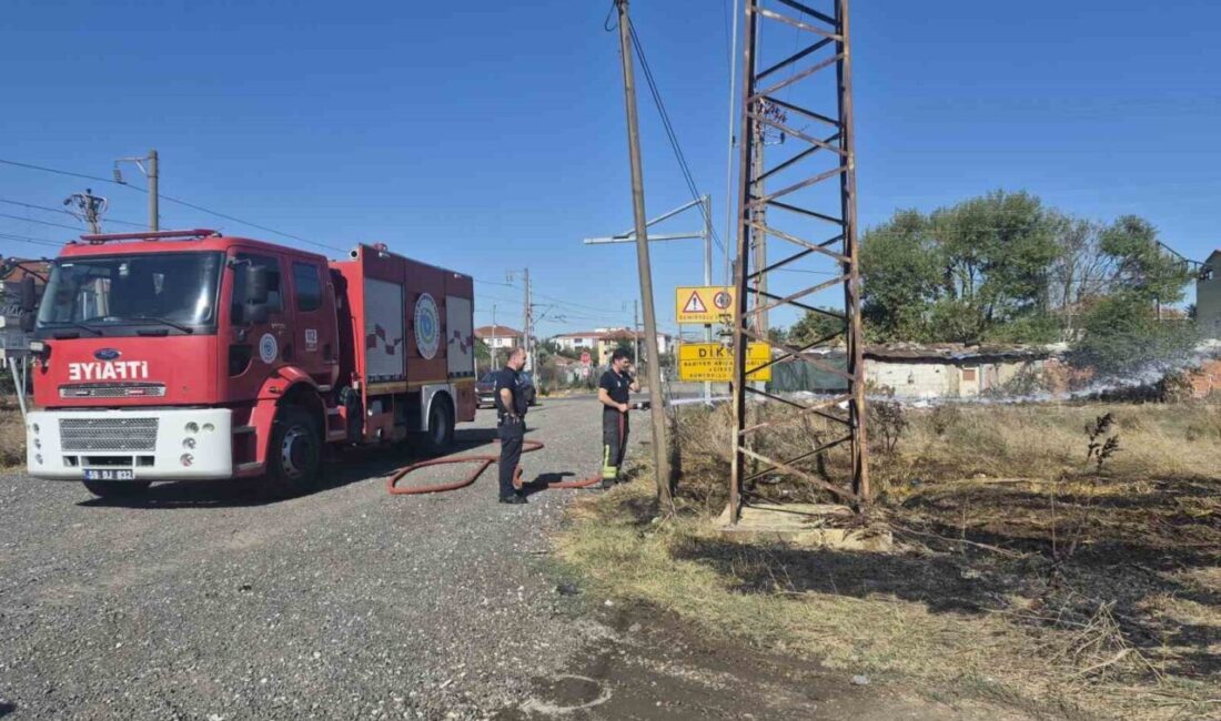 Muratlı ilçesinde boş bir arsada meydana gelen yangın, itfaiye ekiplerince