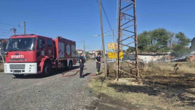 Muratlı ilçesinde boş bir arsada meydana gelen yangın, itfaiye ekiplerince