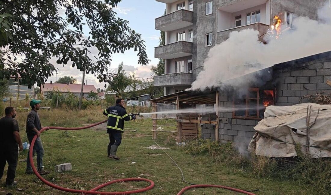 Muş ilinde, bir evin içinde bulunan odunluğunda çıkan yangın, itfaiye