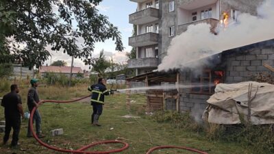 Muş ilinde, bir evin içinde bulunan odunluğunda çıkan yangın, itfaiye