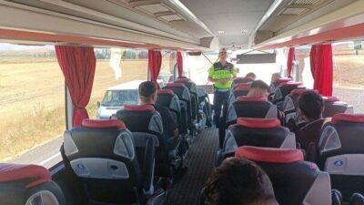 Muş’un Malazgirt ilçesinde jandarma ekipleri, şehirlerarası yolcu taşımacılığı yapan otobüsler