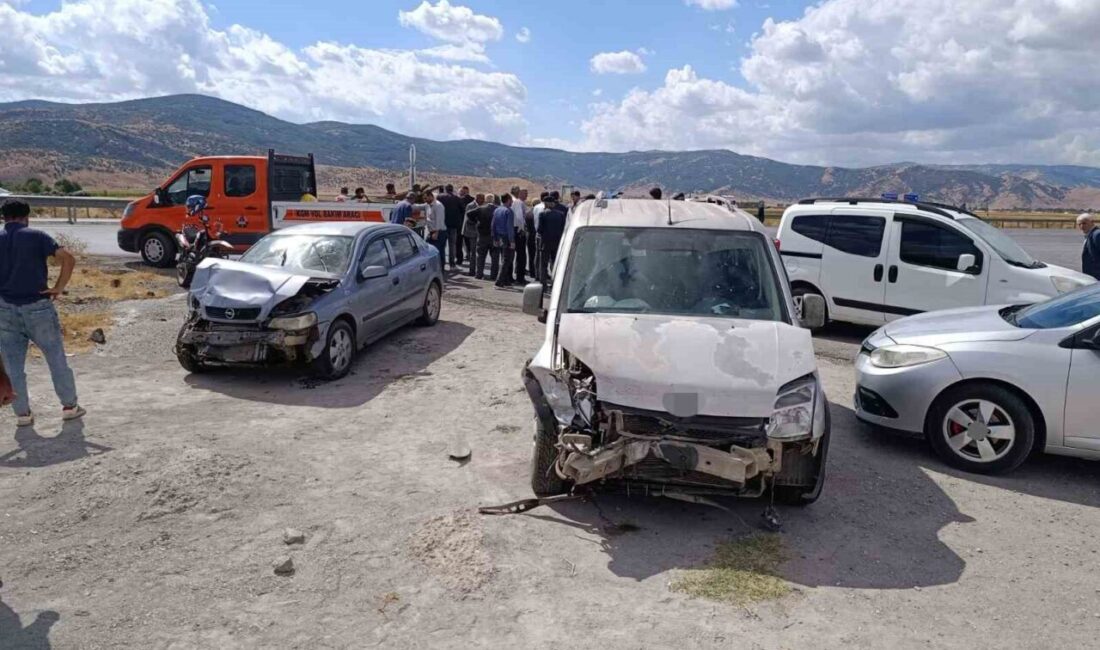 Muş’ta meydana gelen trafik kazasında, Altınova yolu kavşağında otomobil ile