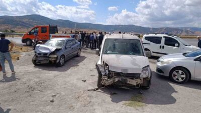 Muş’ta meydana gelen trafik kazasında, Altınova yolu kavşağında otomobil ile