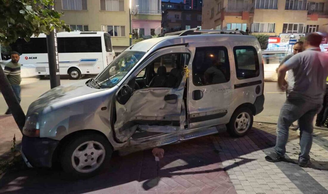 Niğde’de meydana gelen trafik kazasında, bir panelvan aracı, motosiklet ve