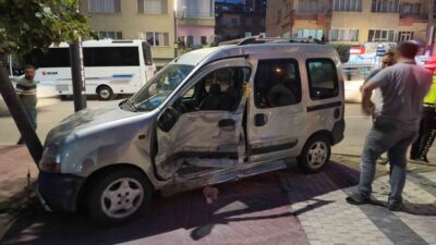 Niğde’de meydana gelen trafik kazasında, bir panelvan aracı, motosiklet ve