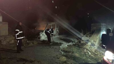 Niğde merkez Şehitler Mahallesi Dere Sokağı’nda meydana gelen yangında, park