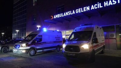 Niğde’nin Bor ilçesinde, mısır yüklü bir tır ile hafif ticari