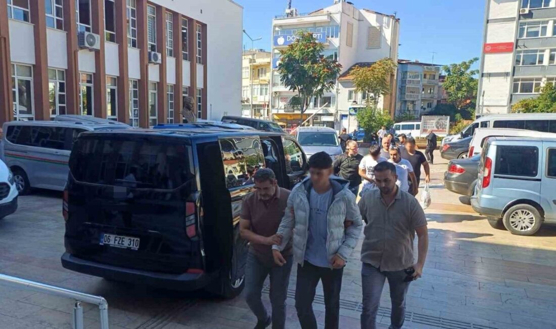 Aydın’ın Efeler ilçesinde bulunan bir lisenin önünde 2 şüpheli, pompalı