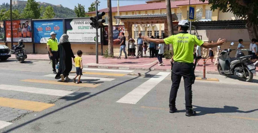 Silifke ilçesinde öğrencilerin güvenliğini sağlamak amacıyla polisin denetimleri ve uygulamaları