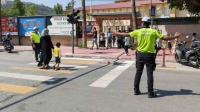 Silifke ilçesinde öğrencilerin güvenliğini sağlamak amacıyla polisin denetimleri ve uygulamaları