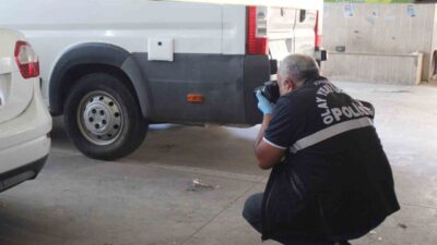 Efeler ilçesinde bulunan bir lisenin önünde pompalı tüfekle dolaşan iki