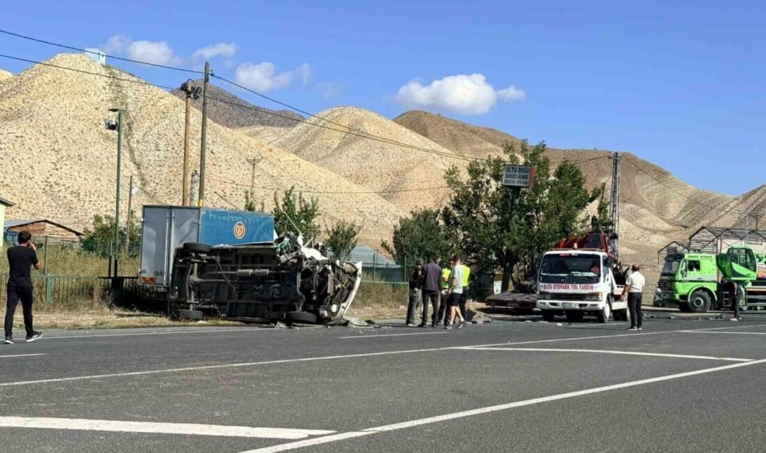 Oltu-Ardahan kara yolunda meydana gelen trafik kazasında, minibüs ile traktör