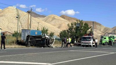 Oltu-Ardahan kara yolunda meydana gelen trafik kazasında, minibüs ile traktör