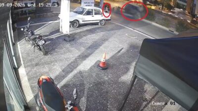 Antalya’da meydana gelen trafik kazasında, otomobilin ağaca çarpıp takla atması